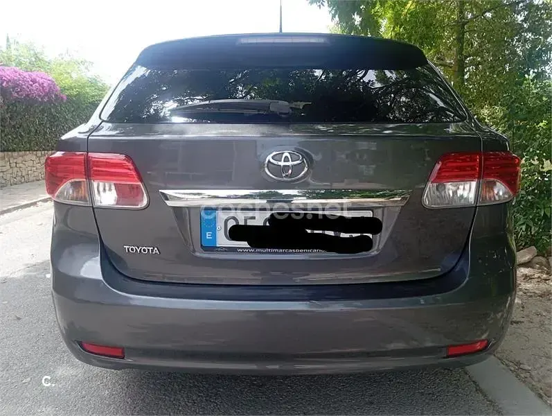 Usado Toyota Avensis Comfort 124 CV (91 kW) 2014 Marrón Familiar