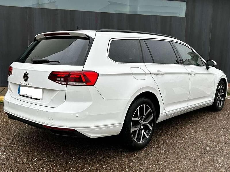 Usado VW Passat Executive 150 CV (110 kW) 2022 Blanco Familiar