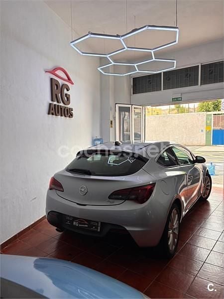 Usado Opel Astra GTC Sportive 140 CV (102 kW) 2015 Gris / plata Berlina