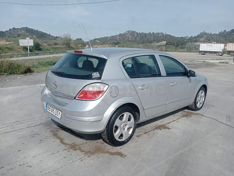 Usado Opel Astra Cosmo 100 CV (73 kW) 2006 Gris / plata Berlina