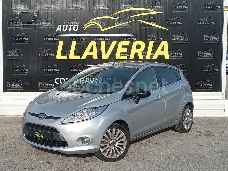 Gris / plata Usado 2010 Ford Fiesta Titanium Berlina | 6950 € (Un poco caro) - Imagen 1/4