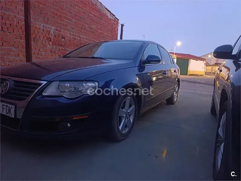 Usado VW Passat Trendline 140 CV (102 kW) 2006 Azul Berlina