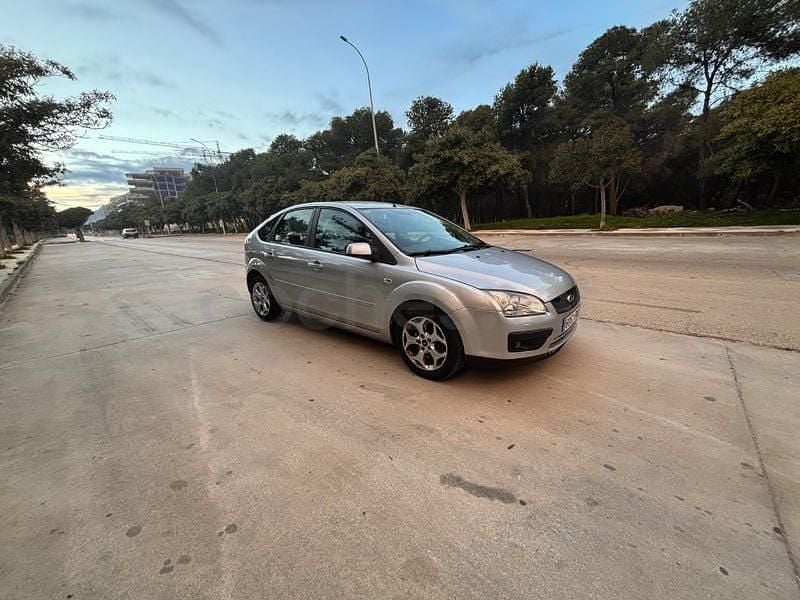 Usado Ford Focus Trend 115 CV (84 kW) 2007 Gris / plata Berlina