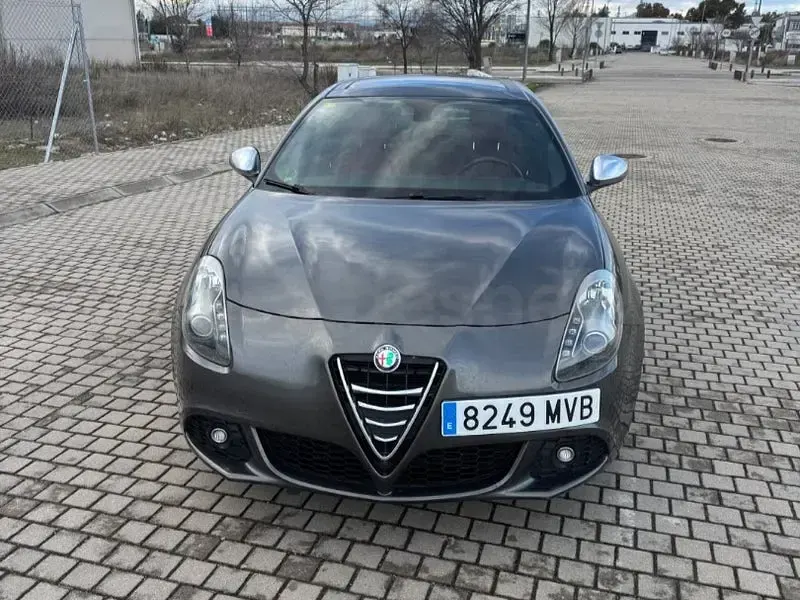 Usado Alfa Romeo Giulietta 170 CV (125 kW) 2012 Gris / plata Utilitario