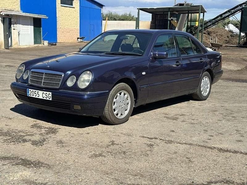 Azul Usado 1999 Mercedes E220 Berlina | 2300 € - Imagen 1/4