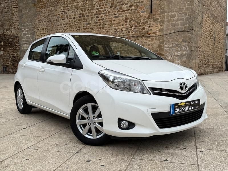 Usado Toyota Yaris Active 99 CV (72 kW) 2013 Blanco Berlina