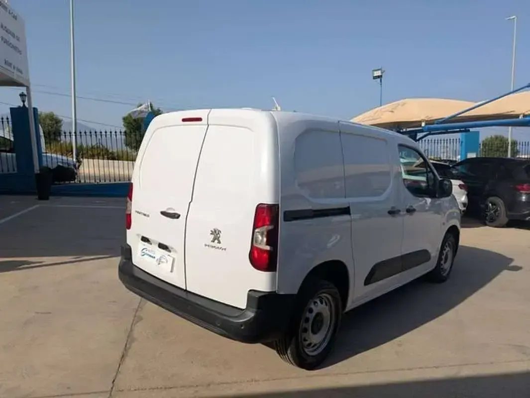 Usado Peugeot Partner 99 CV (72 kW) 2023 Blanco Monovolumen