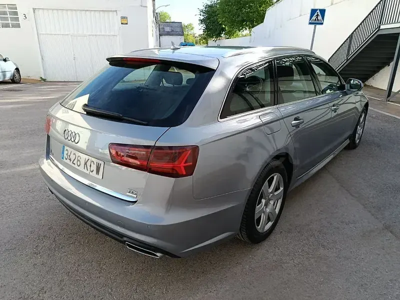 Usado Audi A6 190 CV (139 kW) 2017 Gris / plata Familiar