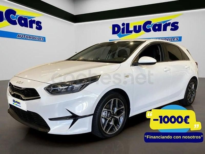 Begagnad Kia Ceed 120 HK (88 kW) 2022 Vit Halvkombi