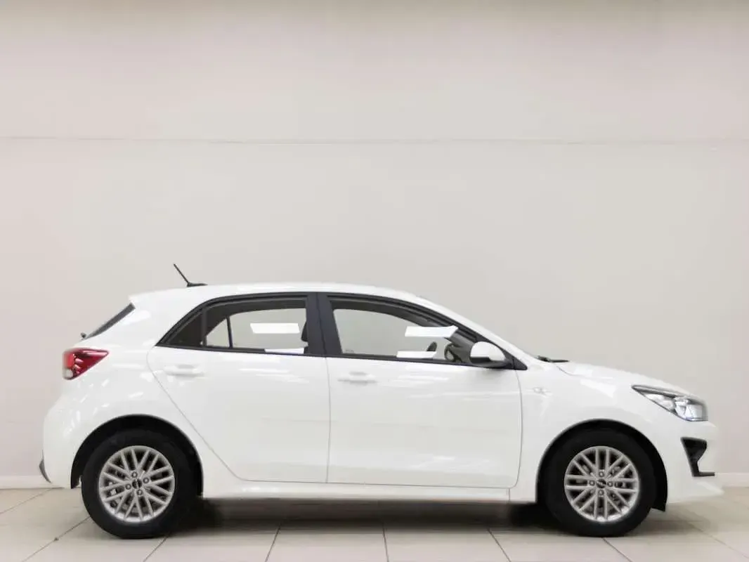 Usado Kia Rio 84 CV (61 kW) 2022 Blanco Utilitario