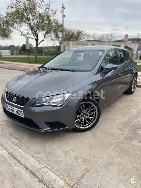 Usado Seat Leon Reference 105 CV (77 kW) 2014 Gris / plata Berlina