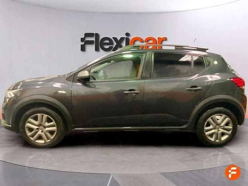 Usado Dacia Sandero Essentiel 91 CV (66 kW) 2023 Gris Utilitario