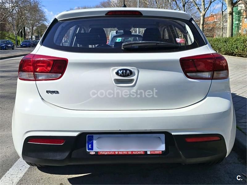 Usado Kia Rio 84 CV (61 kW) 2018 Blanco Berlina