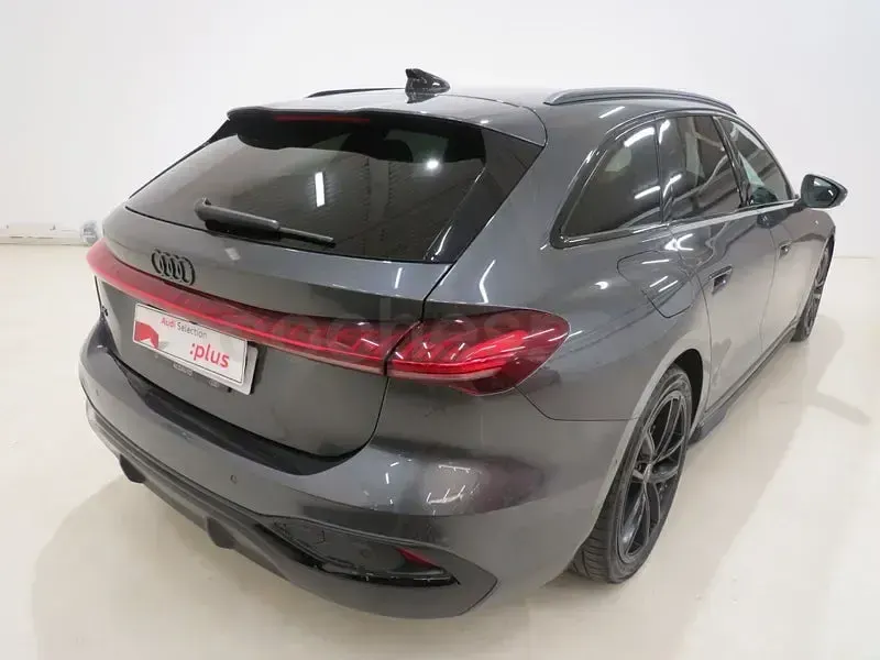 Usado Audi A5 204 CV (150 kW) 2025 Gris / plata Familiar