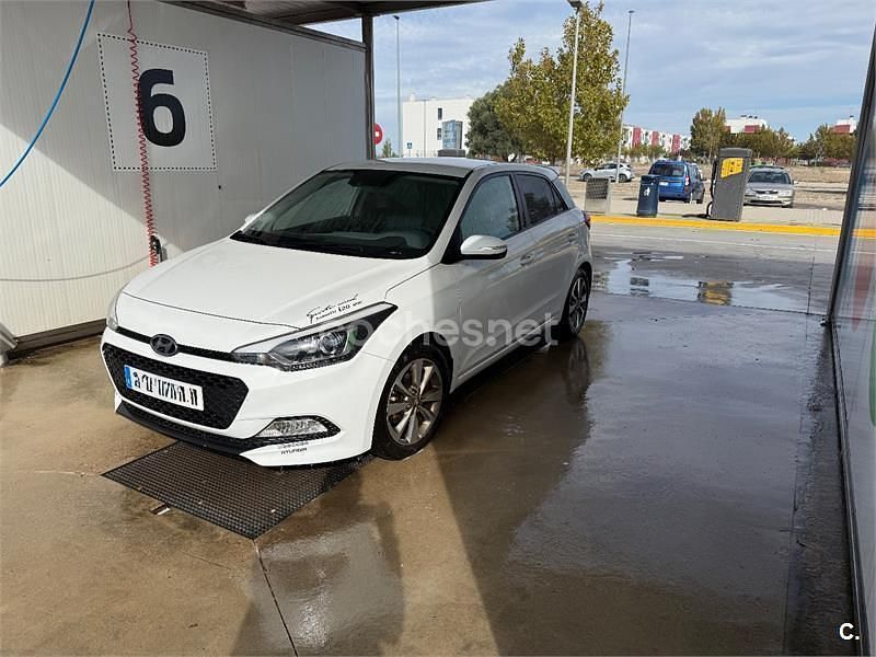 Usado Hyundai i20 84 CV (61 kW) 2015 Blanco Berlina