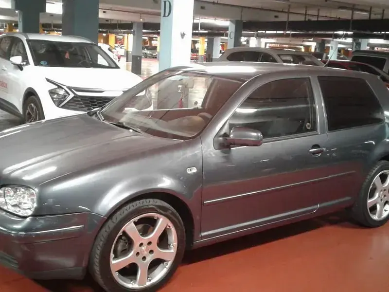 Usado VW Golf IV Highline 130 CV (95 kW) 2002 Gris / plata Berlina