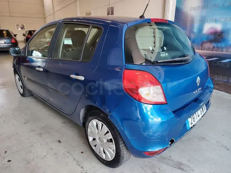 Usado Renault Clio II 85 CV (62 kW) 2010 Azul Berlina