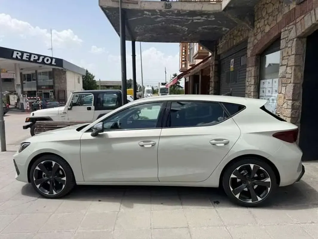 Usado Cupra Leon 150 CV (110 kW) 2025 Gris Utilitario