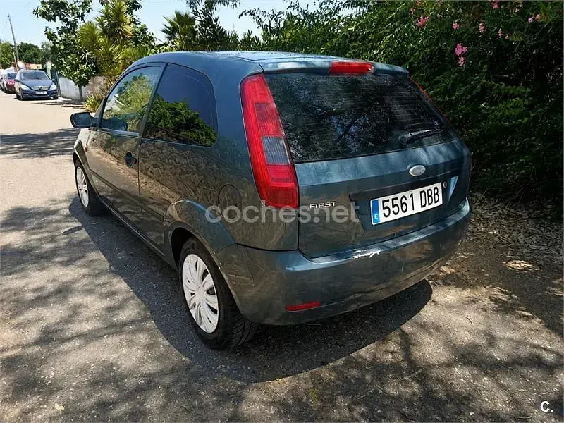Usado Ford Fiesta Trend 80 CV (58 kW) 2004 Verde Utilitario