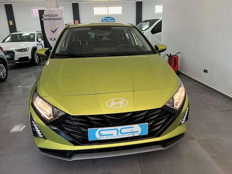 Usado Hyundai i20 101 CV (74 kW) 2024 Verde Utilitario