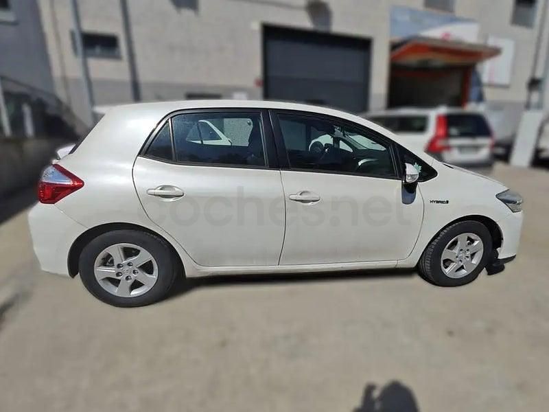 Usado Toyota Auris Hybrid Active 135 CV (99 kW) 2012 Blanco Berlina