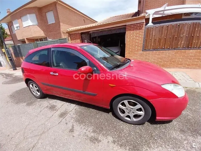 Usado Ford Focus Trend 109 CV (80 kW) 2003 Rojo Berlina
