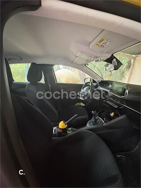 Usado Peugeot 208 Style 100 CV (73 kW) 2021 Amarillo Utilitario