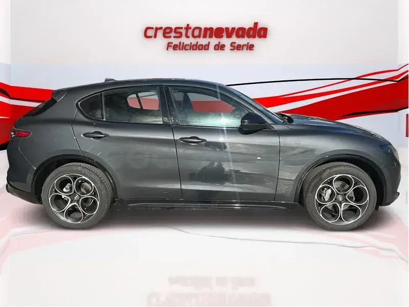 Usado Alfa Romeo Stelvio Veloce 210 CV (154 kW) 2023 Gris / plata SUV