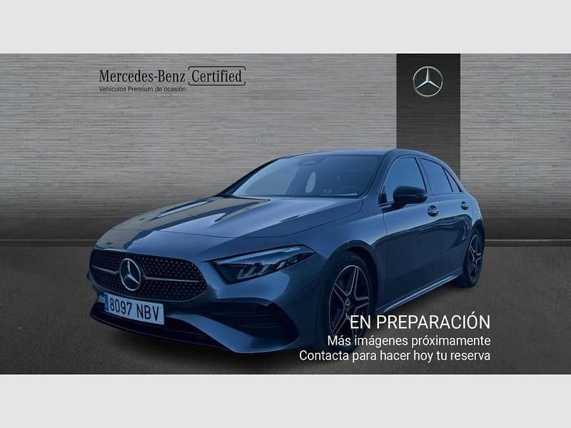 Usado Mercedes A180 116 CV (85 kW) 2025 Manufaktur gris montaña magno Berlina