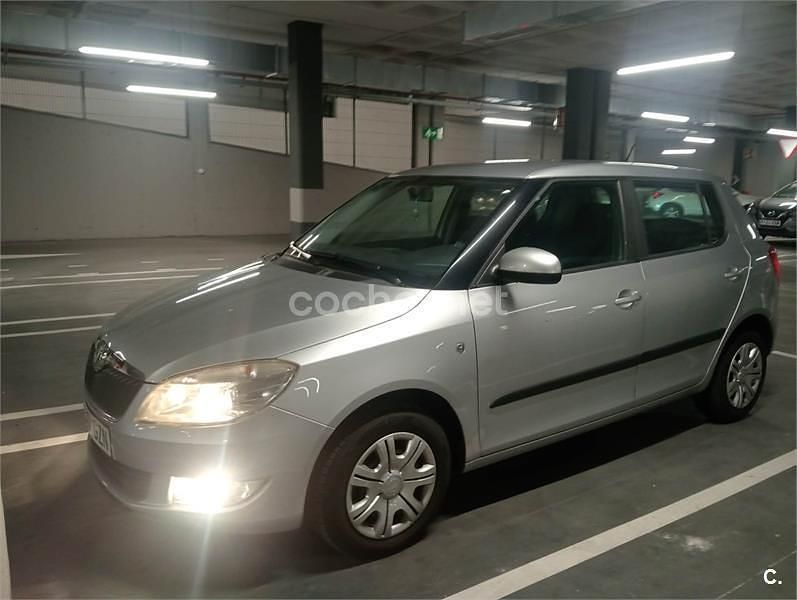Usado Skoda Fabia Style 105 CV (77 kW) 2010 Gris / plata Berlina