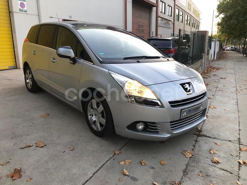 Gris / plata Usado 2011 Peugeot 5008 Business-Line Monovolumen | 7999 € (Precio justo) - Imagen 1/4