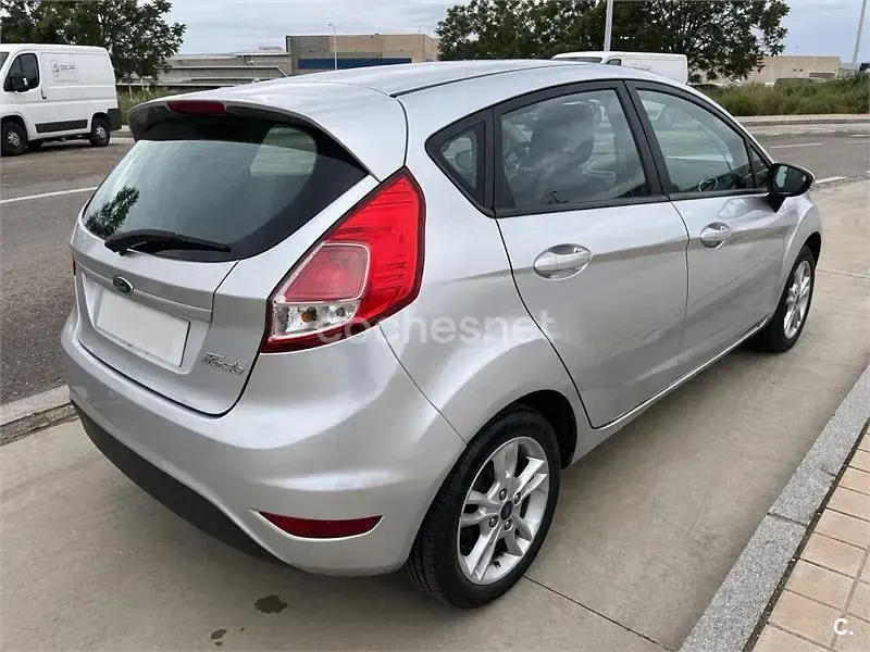 Usado Ford Fiesta Trend 82 CV (60 kW) 2017 Gris / plata Utilitario