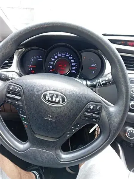 Usado Kia Ceed Sportswagon 110 CV (80 kW) 2016 Blanco Familiar
