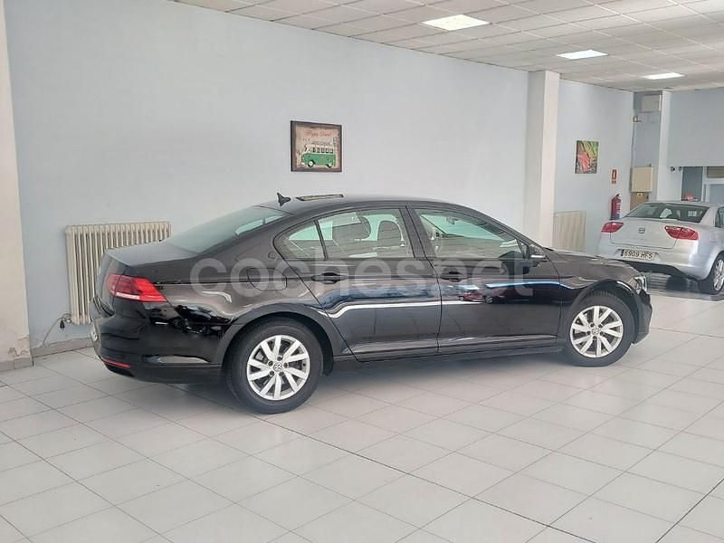 Usado VW Passat 120 CV (88 kW) 2020 Negro Berlina