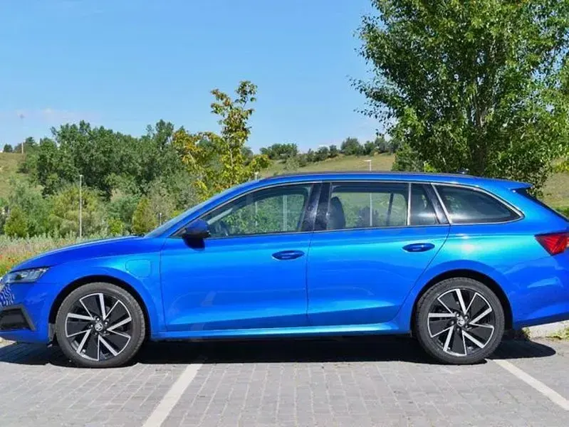Usado Skoda Octavia Ambition 204 CV (150 kW) 2022 Azul Familiar
