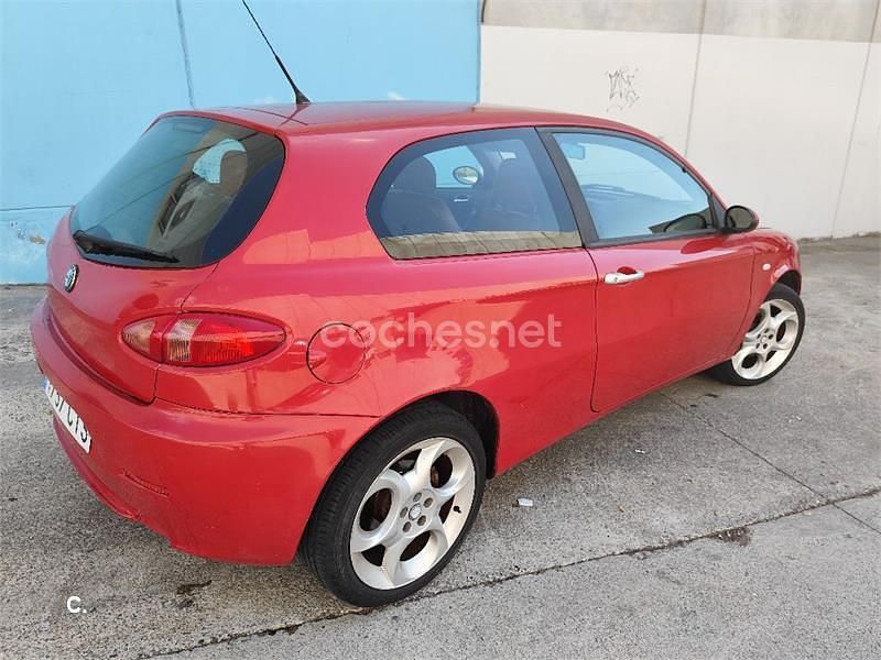 Usado Alfa Romeo 147 Distinctive 120 CV (88 kW) 2004 Rojo Utilitario