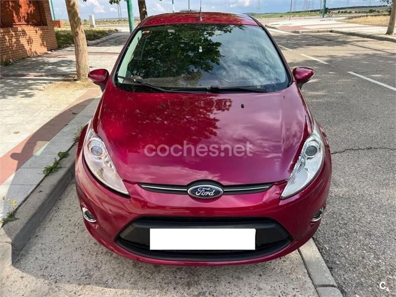 Usado Ford Fiesta Titanium 70 CV (51 kW) 2011 Granate Utilitario