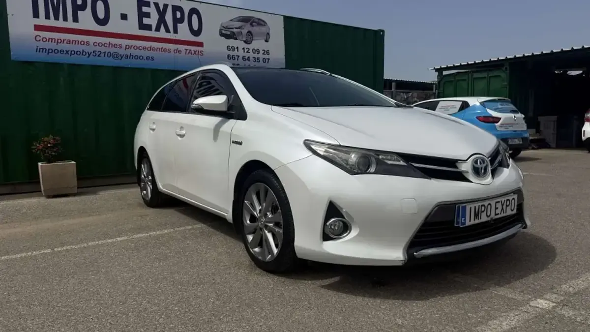 Usado Toyota Auris Touring Sports Business Edition 136 CV (100 kW) 2015 Blanco Familiar