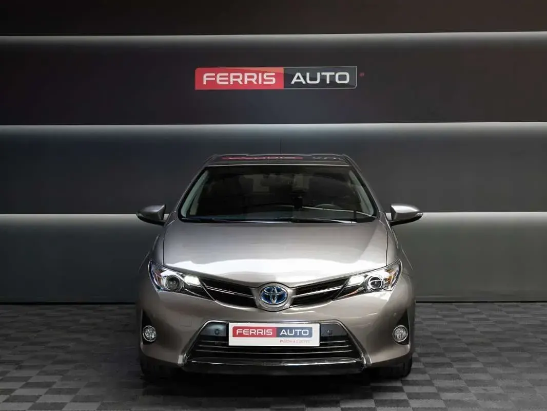 Usado Toyota Auris Hybrid Advance 136 CV (100 kW) 2013 Beige Utilitario