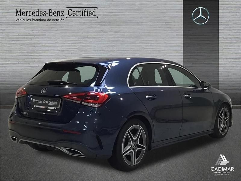 Usado Mercedes A180 AMG line 116 CV (85 kW) 2022 Azul Berlina