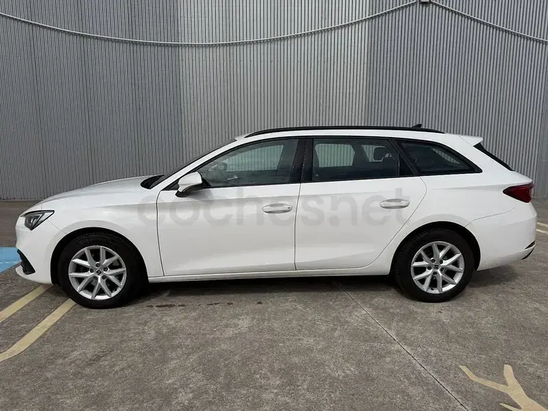 Usado Seat Leon Style 110 CV (80 kW) 2022 Blanco Familiar