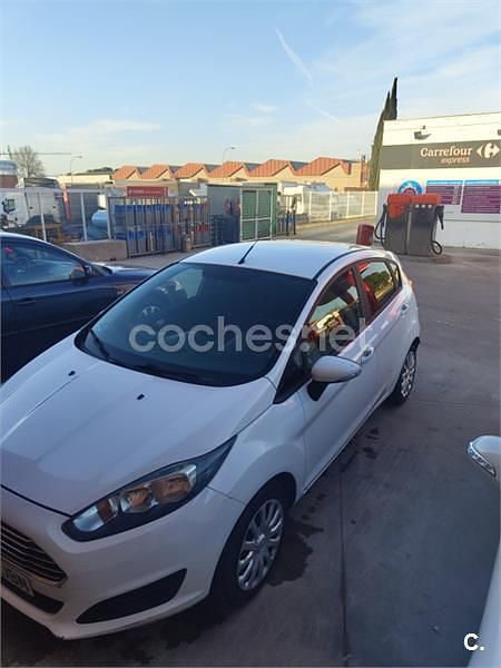 Usado Ford Fiesta Trend 100 CV (73 kW) 2014 Blanco Utilitario