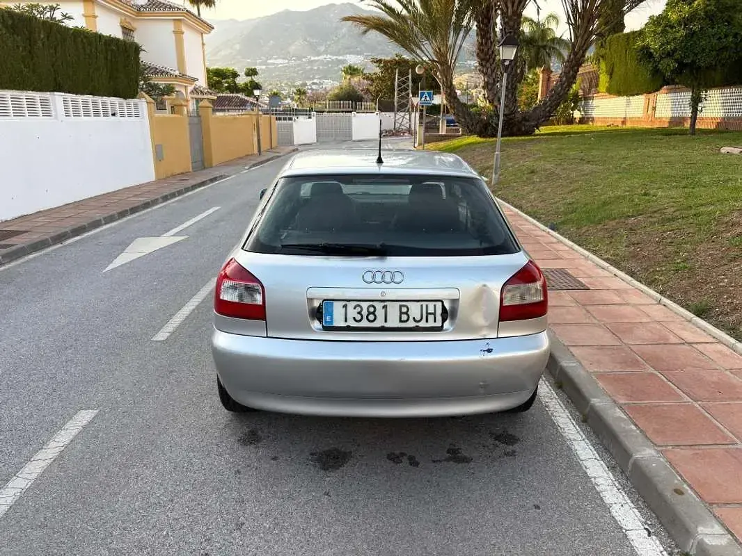 Usado Audi A3 Ambiente 102 CV (75 kW) 2003 Plateado Utilitario