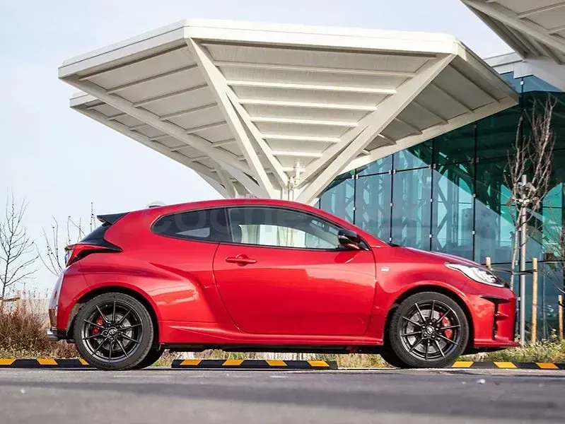 Usado Toyota Yaris 261 CV (191 kW) 2021 Rojo Utilitario