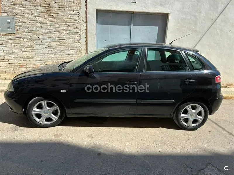 Usado Seat Ibiza Fresh 100 CV (73 kW) 2005 Negro Utilitario