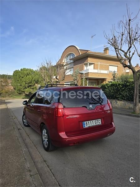 Usado Peugeot 5008 Premium 110 CV (80 kW) 2010 Rojo Monovolumen