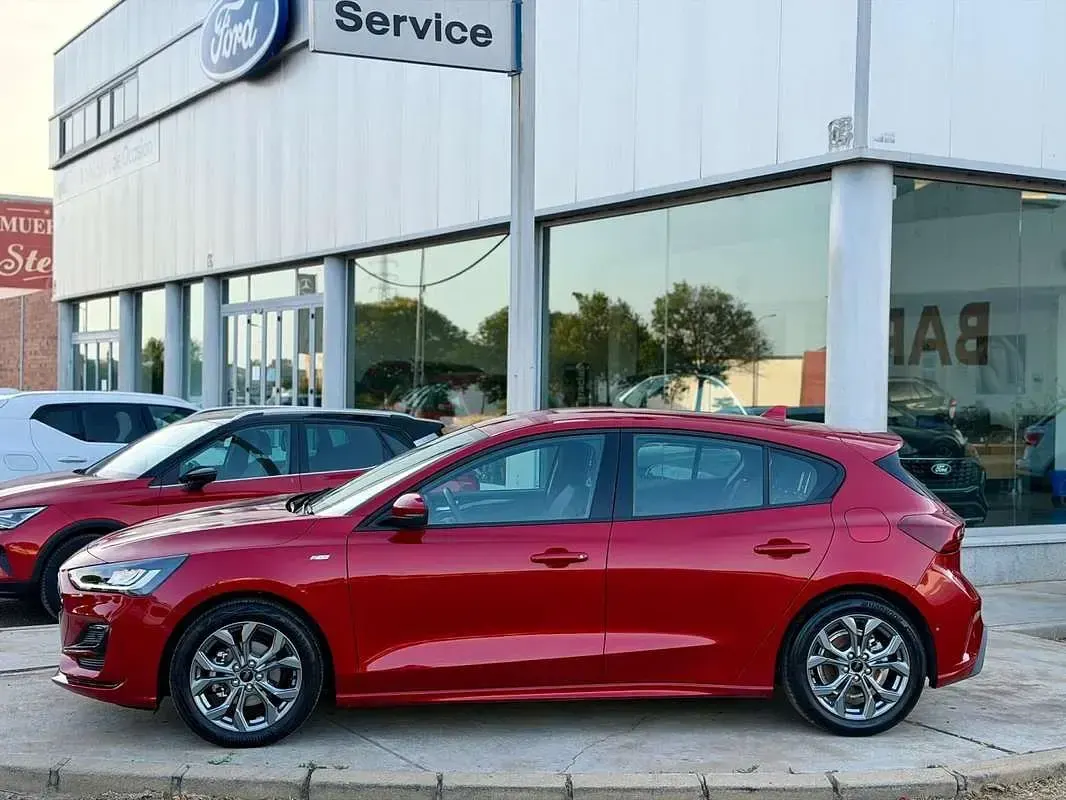 Usado Ford Focus ST-Line 125 CV (91 kW) 2023 Rojo Utilitario