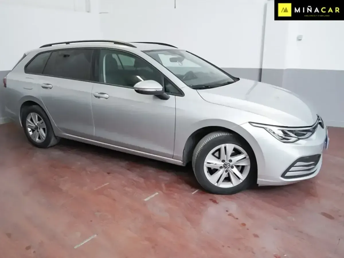 Usado VW Golf VIII Life 131 CV (96 kW) 2022 Gris / plata Familiar