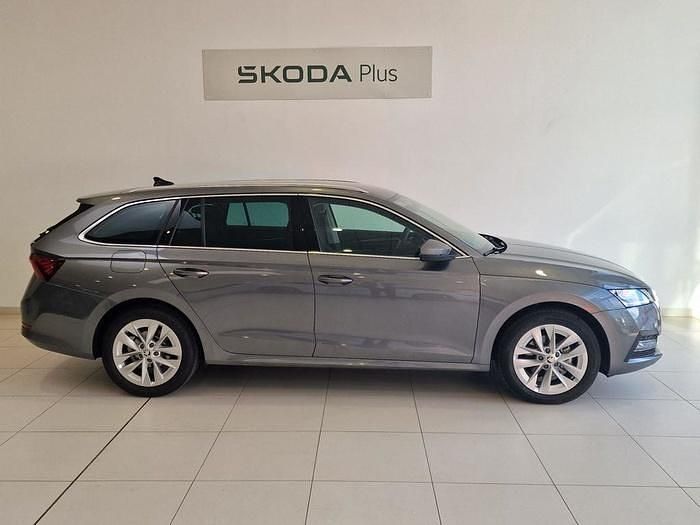 Usado Skoda Octavia Selection 110 CV (80 kW) 2024 Gris / plateado Familiar