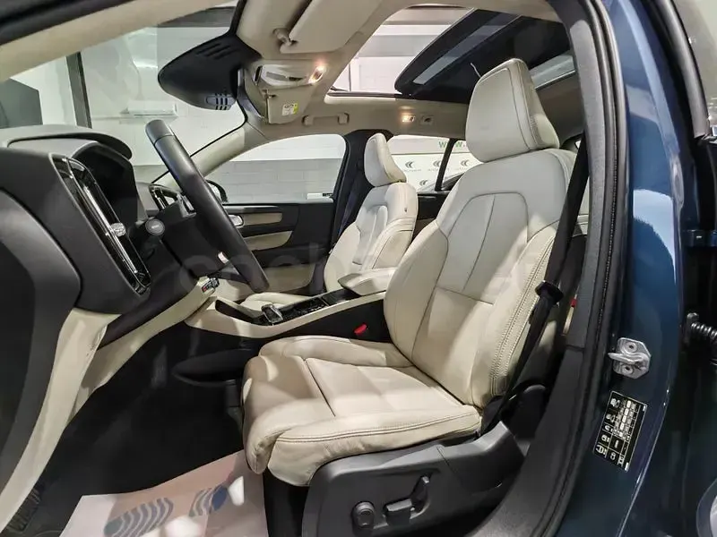 Usado Volvo XC40 Inscription 150 HP (110 kW) 2019 Cinzento SUV